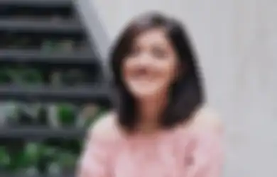 6 Gaya Kasual Manis Pakai Off Shoulder Top ala Ify Alyssa. Wajib Tiru!