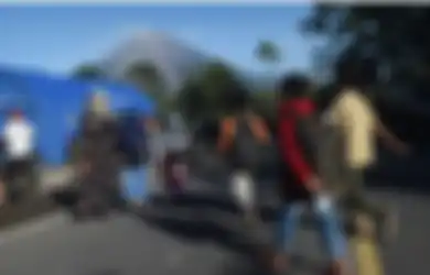 Pelajar Korban Erupsi Gunung Semeru Kembali Sekolah di Tenda Darurat