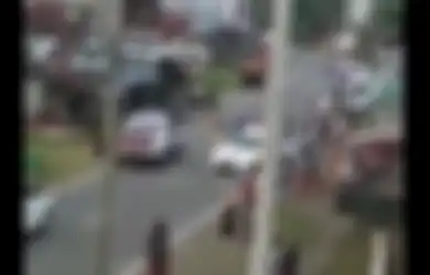 Cuma Melintas Saat Lihat Ada Korban Kecelakaan, Mobil Polisi Bulukumba Dicecar Netizen Usai Video Rekaman CCTVnya Viral, Ini Kata Polda Sulsel