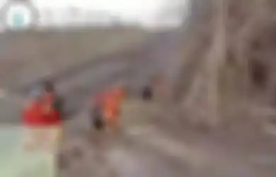 Erupsi Susulan Gunung Semeru Bikin Khawatir, Viral Video Detik-detik Orang Berpakaian Oranye Lari Terbirit-birit, Kabid BPBD Lumajang Langsung Suruh Petugasnya Balik Kanan
