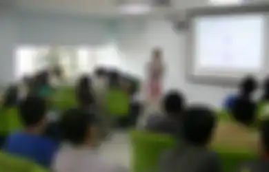 Ini 6 Perbedaan Vokasi dan Sarjana yang Wajib Lo Tahu! 