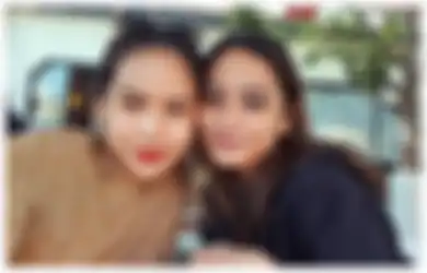 Bak Anak Kembar, Begini Penampilan Kompak dan Senada Maudy Ayunda dan Sang Adik!