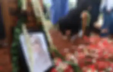 Bicara Sendiri di Depan Gundukan Tanah Makam Vanessa Angel, Ibu Bibi Ardiansyah Banjir Air Mata, Dewi Zuhriati: Nes Mama Udah Beli Rumah Buat Anak Kamu