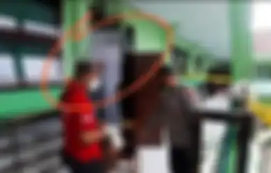Gantung Diri Pakai Dasi di Depan Kelas, Siswi SMA di Blitar Tinggalkan Pesan Video, Isinya Ditujukan untuk Sosok Ini