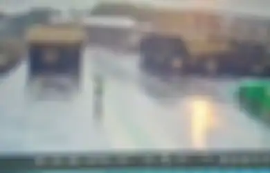 Viral Video Satpam di Pabrik Tersambar Petir saat Menggunakan Handy Talky, Ini Kata Ahli