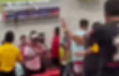 Suporter Singapura Tunjuk-tunjuk dan Tantang Berkelahi Pemain Timnas Indonesia Jelang Tendangan Pinalti, Kemarahan Ofisial Meledak di Tribun Penonton, Intip Video Viralnya