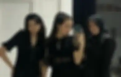 Pakai Outfit Serba Hitam, Intip Penampilan Kompak Beby Tsabina Bareng Adik dan Mama!