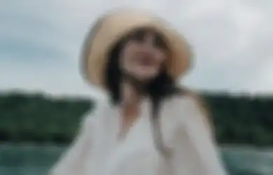 Liburan ke Sumbawa, Luna Maya Banjir Pujian karena Sikapnya yang Super Ramah dan Humble Kala Dikerubuti Emak-emak untuk Diajak Foto