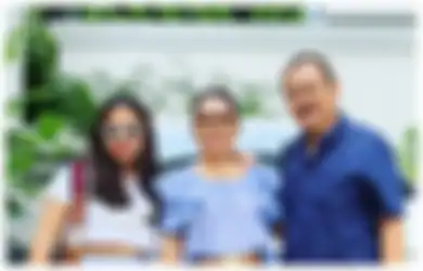 Kompak Sekeluarga, Intip Fashion Biru Senada ala Khirani Trihatmodjo bareng Mama dan Papa!