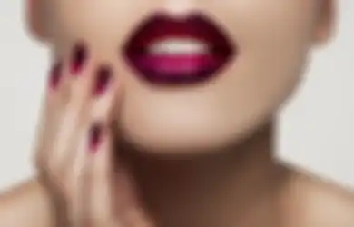 Tips Memakai Lipstik Warna Gelap Biar Terlihat Keren dan Enggak Norak!