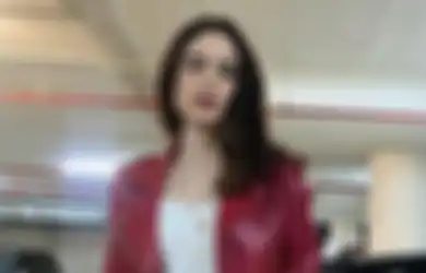 OOTD Tissa Biani Buat Ide Tampil Keren Anti Lebay Pakai Jaket Kulit Merah!