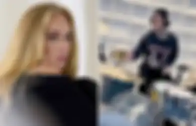 Travis Barker Kasih Sentuhan Pop Punk ke Lagu 'Easy On Me' Adele, Sampai Stick Drum Patah!