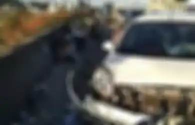 Foto Tabrakan di Flyover Pesing Bikin Merinding, Pemotor yang Terlempar ke Bawah Jembatan Ditilang, Polisi Buka Suara