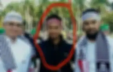 Beredar Foto Penendang Sesajen Semeru Bersama Irwansyah dan Teuku Wisnu