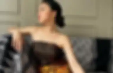 4 Penampilan Anak Nola B3, Naura Ayu Pakai Kain Batik. Ayu Banget!