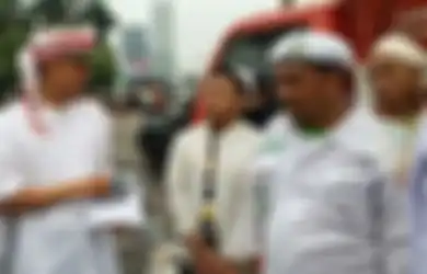 Foto Munarman Pegang Uang di Depan Peserta Demo Disebarkan, Saksi Minta Hakim Segera Tinggalkan Pekerjaannya 