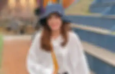 3 Ide Outfit ala Beby Tsabina Buat Tampil Modis Pakai Bucket Hat