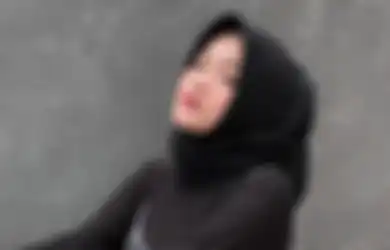 Dear Hijabers, Ini 4 OOTD Putri Delina Buat Tampil Modis Anti Ribet Pakai Kaos Hitam!