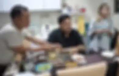 Dulu Kejar Ayu Ting Ting Habis-habisan, Ivan Gunawan Kepergok Tak Nyaman Saat Dapat Omongan dari Ayah Rozak, Reaksinya Saat Bertamu Nampak Beda