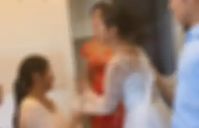 Wanita Hamil Santai Duduk di Ranjang Pengantin Baru untuk Malam Pertama, Tamparan dari Mempelai Wanita Melayang, Ini Identitasnya