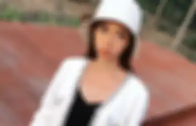 4 Ide Outfit ala Yuki Kato Buat Tampil Kasual Modis Pakai Bucket Hat