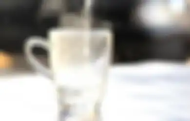 Ahli: Sering Minum Air Panas Ternyata Datangkan 6 Petaka untuk Tubuh!