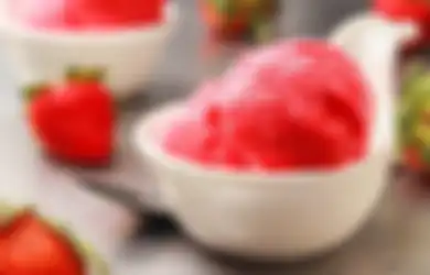 Resep Segar Strawberry Sorbet yang Bisa Dibuat dengan Tiga Bahan!