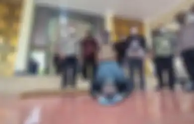 Sujud Syukur Dibebaskan Usai Bakar Sekolah dan Honornya yang Nunggak 24 Tahun Dibayarkan, Eks Guru Honorer di Garut Ini Ternyata Hidup Prihatin, Cuma Sebatang Kara dan Sering Lakukan Ini Demi Menyambung Hidup