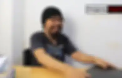 Viral Video Pria Banting Laptop Gara-gara Kesal Tertipu Binary Option
