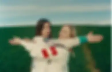 Wet Leg Tampilkan Indahnya Kampung Halaman Isle of Wight di Video Klip Single Terbaru 'Oh No'