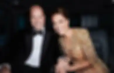 Pesona Kate Middleton Tampil dengan Gaun Warna Emas. Classy dan Glamor!