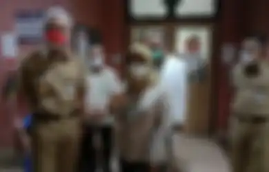 Langsung Ngantor Meski Tangannya Belum Bisa Lurus, Ganjar Pranowo Beber Kondisinya Pasca Kecelakaan: Cuma Ditaleni