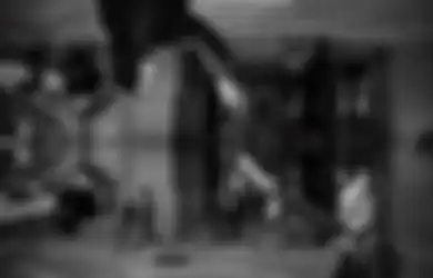 Single Coldplay 'Let Somebody Go' : Rumitnya Kisah Cinta dengan Konsep Video Klip Surealis