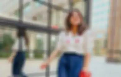 6 Gaya Stylish dengan Outfit Biru ala Marsha Aruan. Wajib Coba!