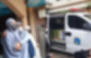 Tertutup Kain Keranda Warna Hijau, Peti Jenazah Dorce Gamalama Sengaja Tak Diturunkan dari Ambulans Saat Dishalatkan, Reaksi Keluarga Bikin Pilu