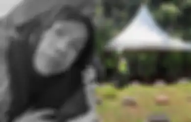 Innalillahi Wa Innailaihi Rojiun, Dorce Gamalama Dimakamkan di Atas Pusara Keponakannya, Sahabat Menangis Tak Bisa Jenguk di Saat Terakhirnya