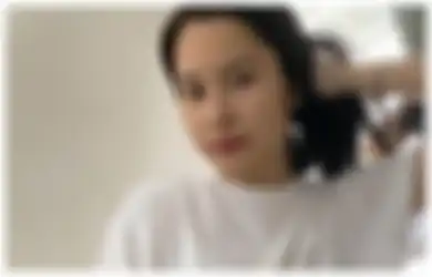 Tampil Keren Anti Ribet Pakai Kaos Putih ala Satine Zaneta, Anak Abimana Aryasatya!