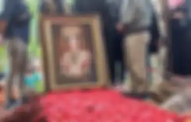 Nisan Dorce Gamalama Jadi Sorotan Gara-gara Nama yang Tertulis, Hetty Soendjaya Mendadak Minta Penjaga Kubur Buru-buru Lakukan Ini