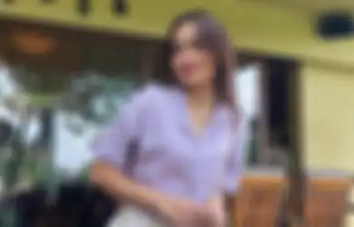 3 Gaya Satine Zaneta Tampil Simpel Pakai Outfit Ungu. Keren Maksimal!