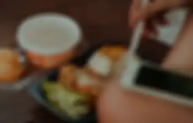 Perempuan Ini Jadi Tren di Twitter karena Sendok Plastik, Ini Sebabnya