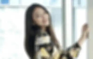 Padu Padan Seru Buat Tampil Modis Pakai Sneakers ala Anneth Delliecia