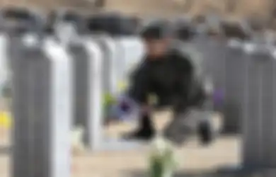 Momen Chanyeol EXO Kunjungi Makam Kakeknya yang Seorang Veteran Perang