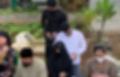 Peringati Hari Ulang Tahun Bibi Adriansyah, Thariq Halilintar Temani Fuji Berziarah, Haji Faisal Ungkap Rasa Haru: Bagian dari Kami