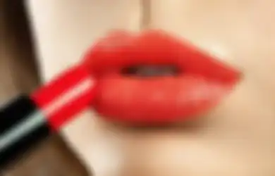 Fix Salah Banget, Jangan Lagi Meratakan Lipstik dengan Dikulum!