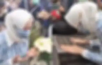 Elus Makam Adjie Massaid dengan Berderai Air Mata, Angelina Sondakh Langsung Protes ke Penjaga Kubur Lihat Kondisi Pusara Sang Suami: Harus Dibersihin!