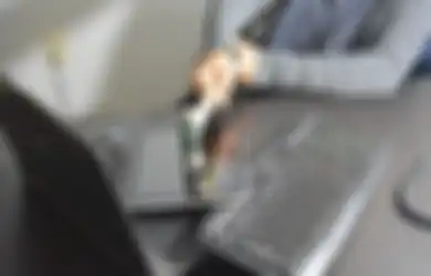 Viral Video Pria Rusia Hancurkan iPad Karena Kesal dengan Sanksi Apple