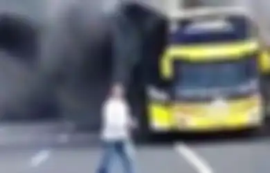 Kepulan Asap Hitam Pekat Mendadak Muncul Sisi Belakang, Penumpang di Dalam Bus yang Terbakar di Tol Pandaan Malang Sempat Teriak-teriak Kepanasan, Begini Pengakuan Pengguna Jalan yang Jadi Saksi Mata