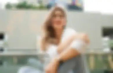 Kepoin Gaya Josephine Firmstone Padu Padan Kemeja Putih. Keren!
