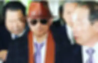 'Dia Masih Hidup', Dikawal Ketat Pakai Baju Serba Hitam dengan Syal Putih, Kemunculan Bos Kelompok Yakuza Terbesar Jepang di Stasiun Ini Bikin Geger