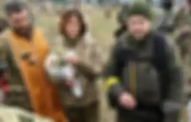 Viral! Kisah Haru Pasangan Tentara Ukraina Ditengah Invasi Rusia, Langsungkan Upacara Pernikahan Seadanya di Rumah Sakit